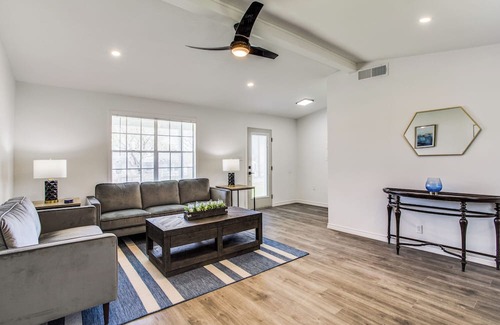 Cedar Hill House | Inviting Retreat On The Hill: Family-Friendly Stay Awaits