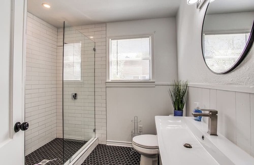 Cedar Hill House | Inviting Retreat On The Hill: Family-Friendly Stay Awaits