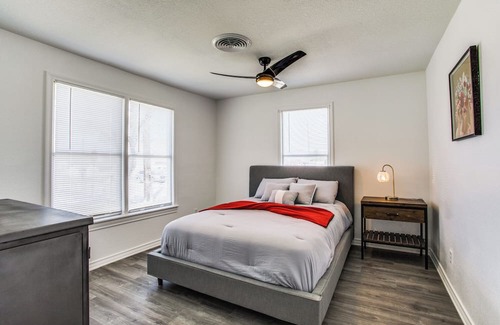 Cedar Hill House | Inviting Retreat On The Hill: Family-Friendly Stay Awaits
