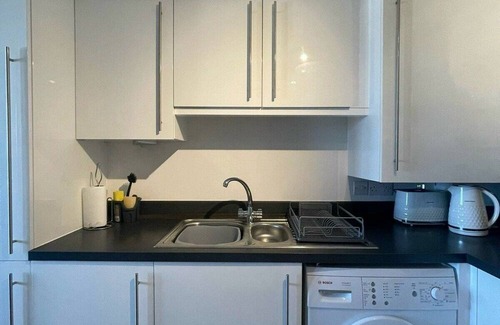 Hanham Apartment | Stylish 2-Bed Retreat Near St George's Park with Breakfast