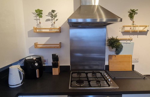 Hanham Apartment | Stylish 2-Bed Retreat Near St George's Park with Breakfast