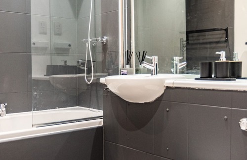 St George's Quarter Apartment | Ideal Westminster Chambers Delux for Family Getaways