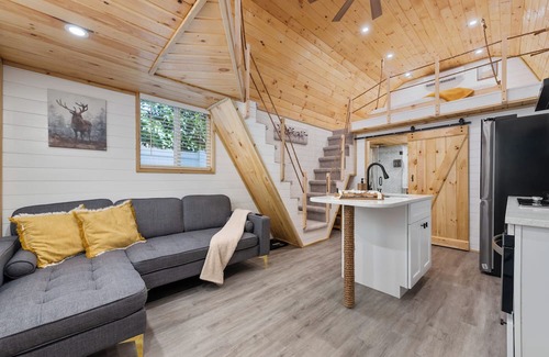 Azalea Park House | Discover The Moose Cabin: Spa and Family-Friendly Retreat