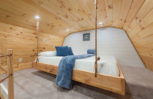 Azalea Park House | Discover The Moose Cabin: Spa and Family-Friendly Retreat