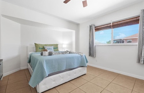 Diplomat House | Family-Friendly Hotel with Pool and Volleyball Court