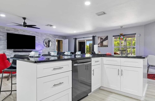 Diplomat House | Family-Friendly Hotel with Pool and Volleyball Court