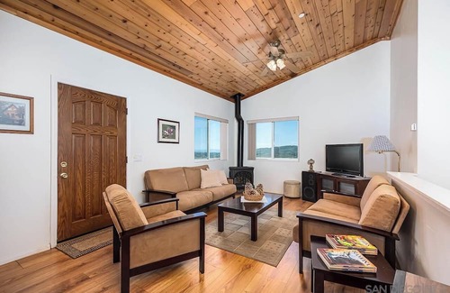 Julian House | Escape the Noise: Pet-Friendly Hotel with Spa & Breakfast