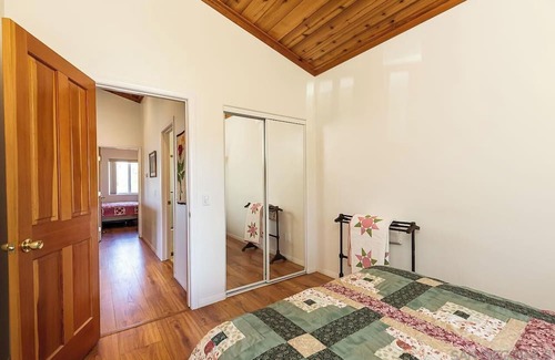 Julian House | Escape the Noise: Pet-Friendly Hotel with Spa & Breakfast