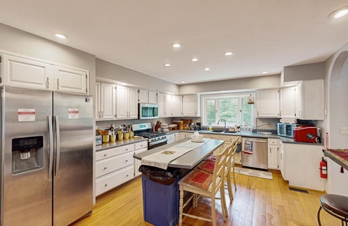 Tafton House | Exclusive Home with In-Home Theater, Hot Tub & Pool