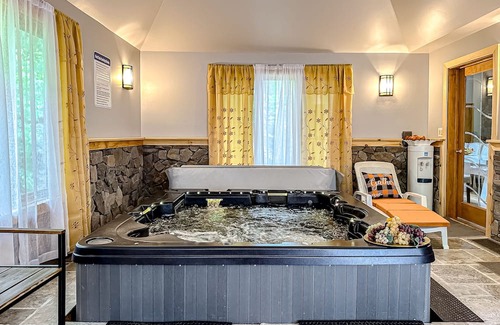 Tafton House | Exclusive Home with In-Home Theater, Hot Tub & Pool