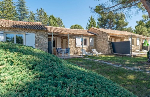 La Roque-sur-Pernes House | Cozy Stone Cottage Retreat with Spa and Breakfast in Provence