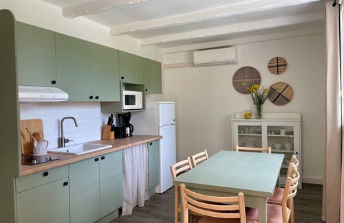 La Roque-sur-Pernes House | Cozy Stone Cottage Retreat with Spa and Breakfast in Provence