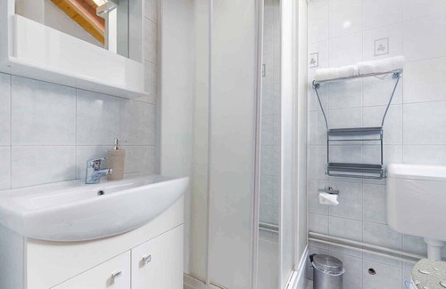 Flengi Apartment | Convenient Holiday Apartment with WiFi and Family-Friendly Amenities