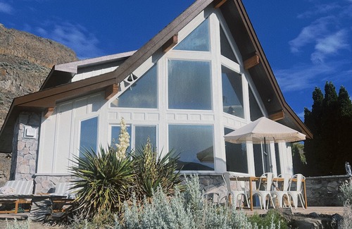 Quincy House | Idyllic Waterfront Retreat Near The Gorge Amphitheater