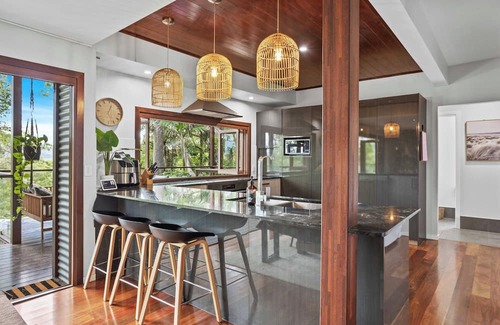 Mudgeeraba House | Discover Summerhill House: Family Retreat with Sunset Views