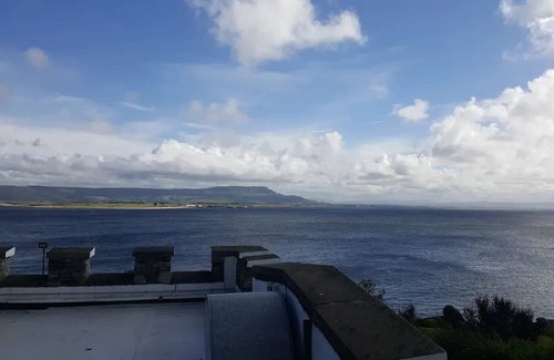 Greencastle House | Seafront Castle Inn: Family-Friendly Getaway by the Ferry