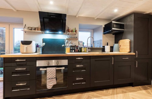 Dinas Cross House | Family-Friendly Min-Y-Ffordd: Perfect Three Bedroom Retreat