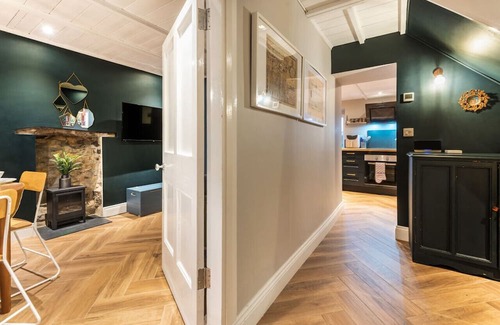 Dinas Cross House | Family-Friendly Min-Y-Ffordd: Perfect Three Bedroom Retreat