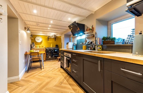 Dinas Cross House | Family-Friendly Min-Y-Ffordd: Perfect Three Bedroom Retreat