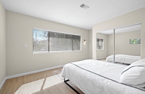 Moorpark House | Relaxing Getaway: Child-Friendly Retreat with Kitchen Access