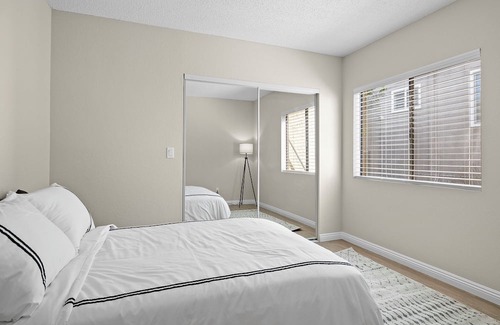 Moorpark House | Relaxing Getaway: Child-Friendly Retreat with Kitchen Access