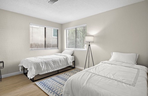Moorpark House | Relaxing Getaway: Child-Friendly Retreat with Kitchen Access