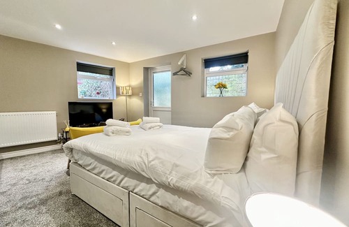 York Cottage | Cozy Firs Nook Bungalow with Parking for Perfect Getaways