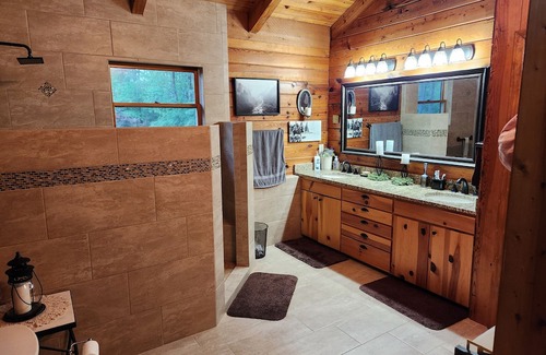 West End Cabin | Log Cabin Retreat with Hot Tub & Pool Near the US Open