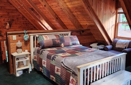 West End Cabin | Log Cabin Retreat with Hot Tub & Pool Near the US Open