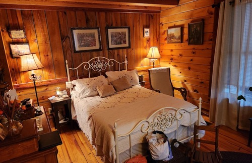 West End Cabin | Log Cabin Retreat with Hot Tub & Pool Near the US Open