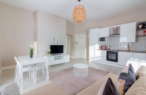 Dundrum Apartment | Family-Friendly Getaway at GuestReady - Serene Rosy