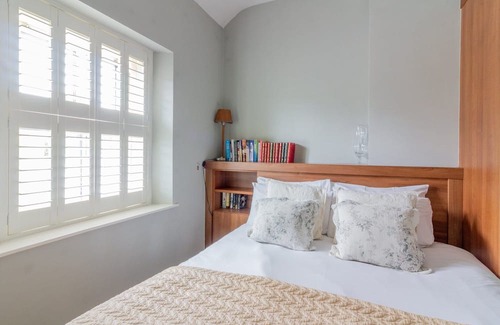Malahide House | Elegant Opulence Seaside Cottage in Malahide for Families