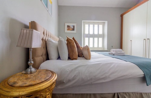 Malahide House | Elegant Opulence Seaside Cottage in Malahide for Families