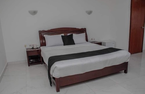Conakry Hotel | Discover Hotel Mariador Park: Family-Friendly Dining Awaits