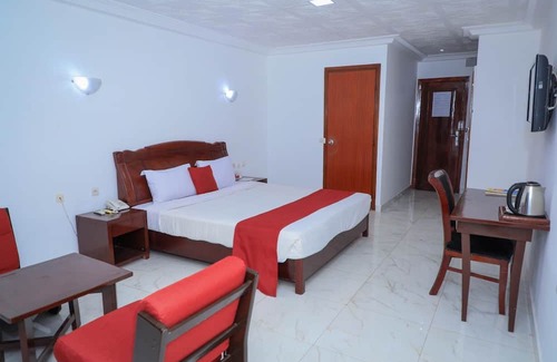 Conakry Hotel | Discover Hotel Mariador Park: Family-Friendly Dining Awaits