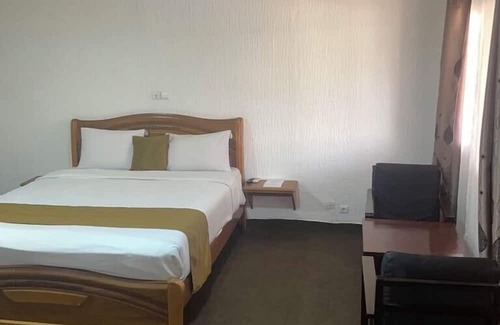 Conakry Hotel | Discover Hotel Mariador Park: Family-Friendly Dining Awaits