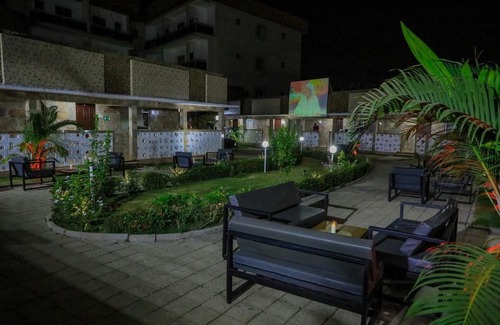 Conakry Hotel | Discover Hotel Mariador Park: Family-Friendly Dining Awaits