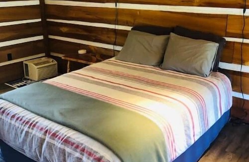 Clarington Cabin | Cozy Dreamers Cabin at Dare2Dream Farm - Family Friendly Stay