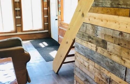 Clarington Cabin | Cozy Dreamers Cabin at Dare2Dream Farm - Family Friendly Stay