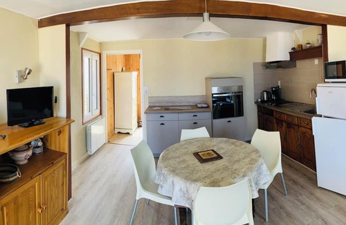Cotentin Peninsula House | Family-Friendly Stay at La mer Devant la Porte