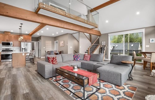 Hope House | Discover Tranquility at Lake Retreat with Mountain Views