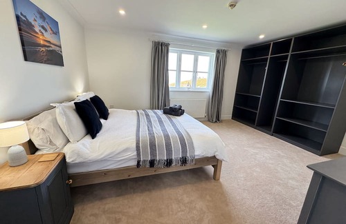 Newport House | Sea View Retreat: Refurbished, Dog-Friendly Escape for 6