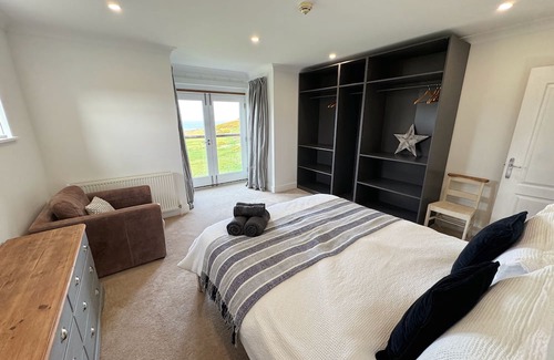 Newport House | Sea View Retreat: Refurbished, Dog-Friendly Escape for 6