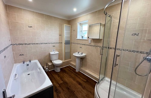 Newport House | Sea View Retreat: Refurbished, Dog-Friendly Escape for 6