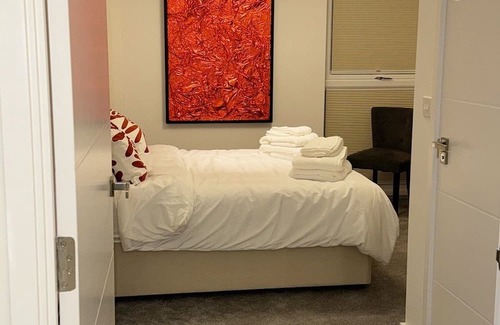 Botwell Apartment | Comfortable RomaVita Apartment with Accessible Amenities