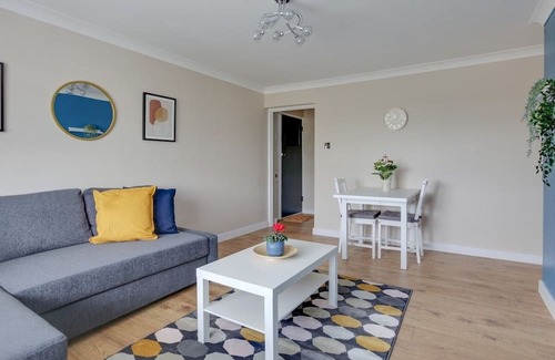 Harlow Apartment | Modern 1-Bed Apartment in Harlow with Kitchen & Breakfast