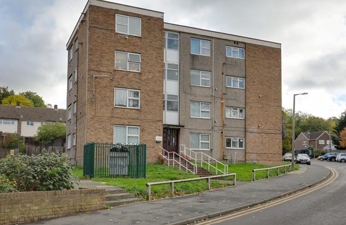 Harlow Apartment | Modern 1-Bed Apartment in Harlow with Kitchen & Breakfast