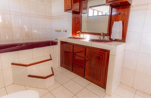 Roble House | Cozy Casa Familiar La Tortuga: Breakfast & Family-Friendly