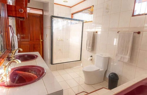 Roble House | Cozy Casa Familiar La Tortuga: Breakfast & Family-Friendly
