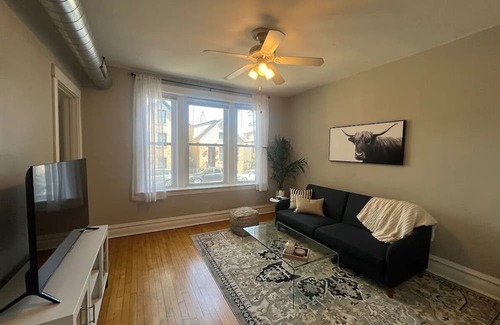 Bucktown Apartment | Inviting Bucktown 2-Bedroom Retreat in Ideal Location